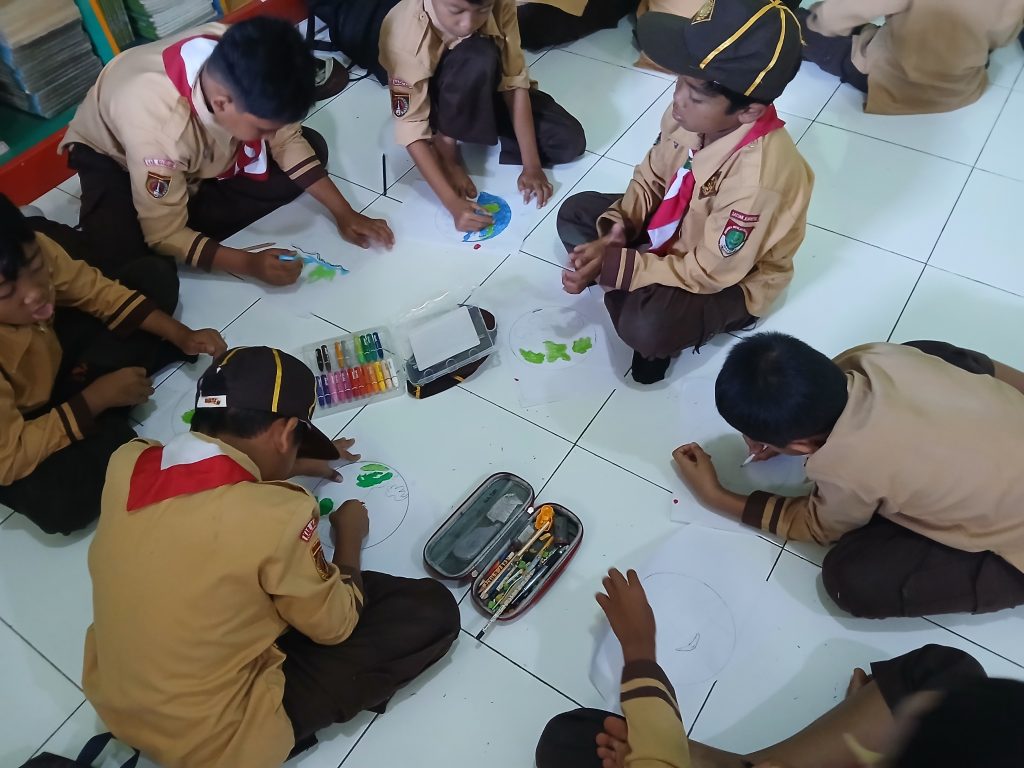 PRAMUKA CERIA MEMBUAT POSTER “Clean Day”