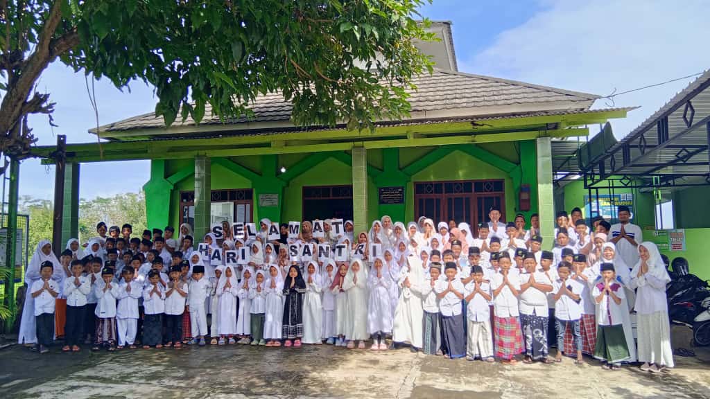 Dari Dzikir Bersama Hingga Nobar, Serunya Hari Santri di SD IT Alam Al Hikmah