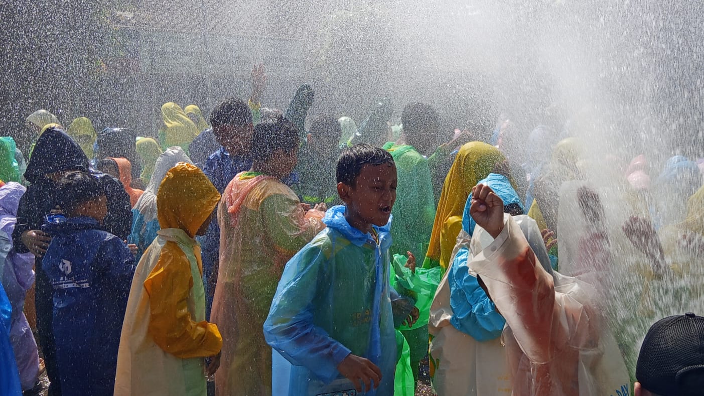Hari Keempat MPLS SD IT Alam Al Hikmah 2026/2027: Belajar Tanggap Bencana Bersama Damkar Secang, Ditutup Serunya Hujan Buatan