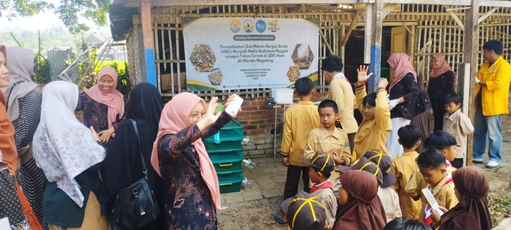 Dari Sisa Makanan Menjadi Berkah: Siswa SDIT Alam Al-Hikmah Belajar Budidaya Maggot BSF