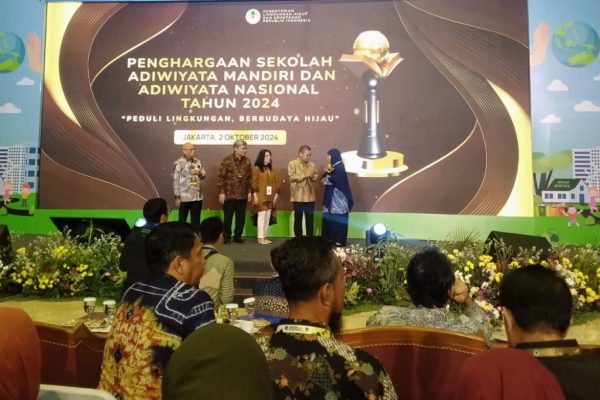 1. Penerimaan Penghargaan Sekolah Adiwiyata Mandiri