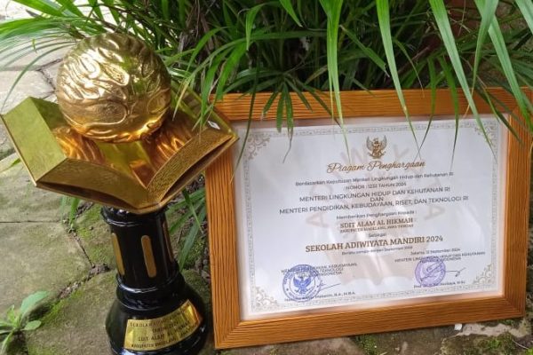 Foto Utama Penghargaan Sekolah Adiwiyata Mandiri